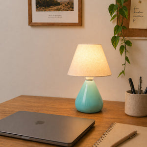 Abajur gota azul com cúpula de tecido decorando mesa de escritório #azulbrilhante #tecido