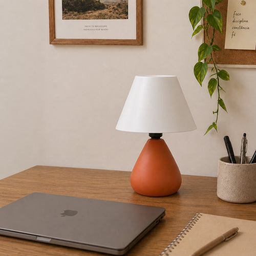 Abajur gota terracota com cúpula de plástico decorando mesa de escritório #terracota #plástico