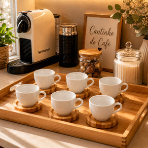 Xícara de porcelana branca com café e pires de pinus