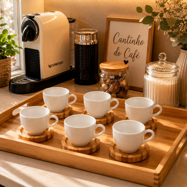 Xícara de porcelana branca com café e pires de pinus