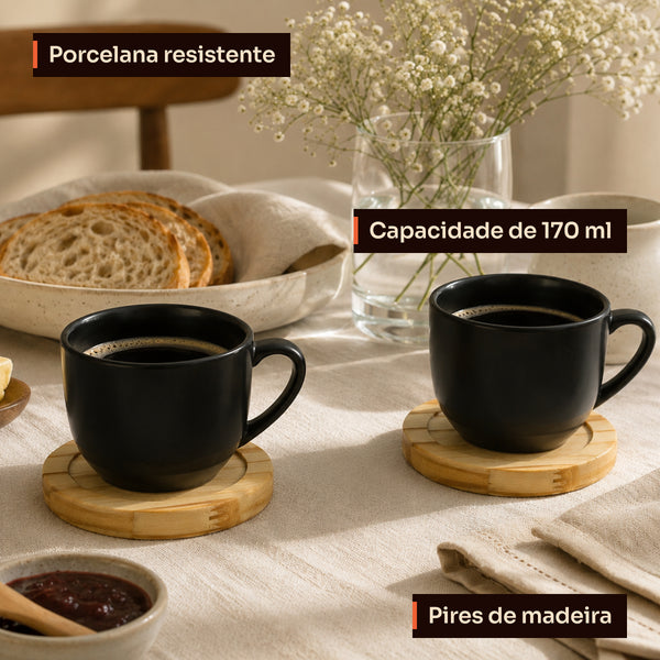 Xícaras pretas de porcelana com pires de madeira na mesa do café