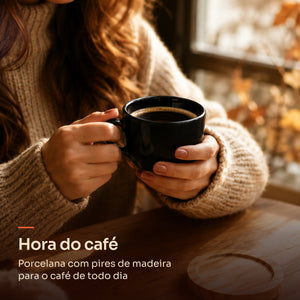 Xícara preta de porcelana com café, hora do café