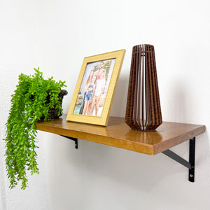 Prateleira de madeira com mão francesa preta decorada com planta, porta-retrato e vaso, Pratelar #preto